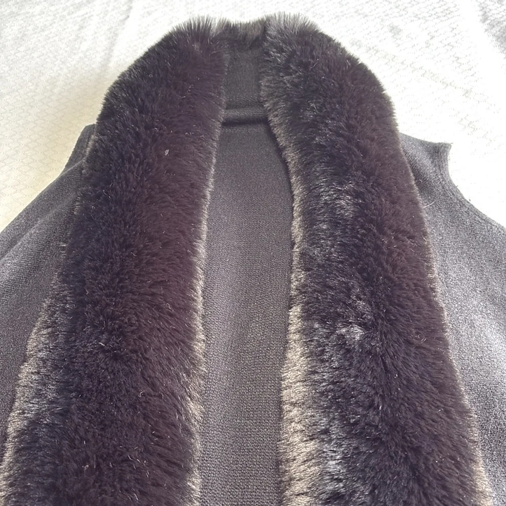 Women’s Unbranded Black Faux Fur Trim Knit Swing Vest - Picture 3 of 5